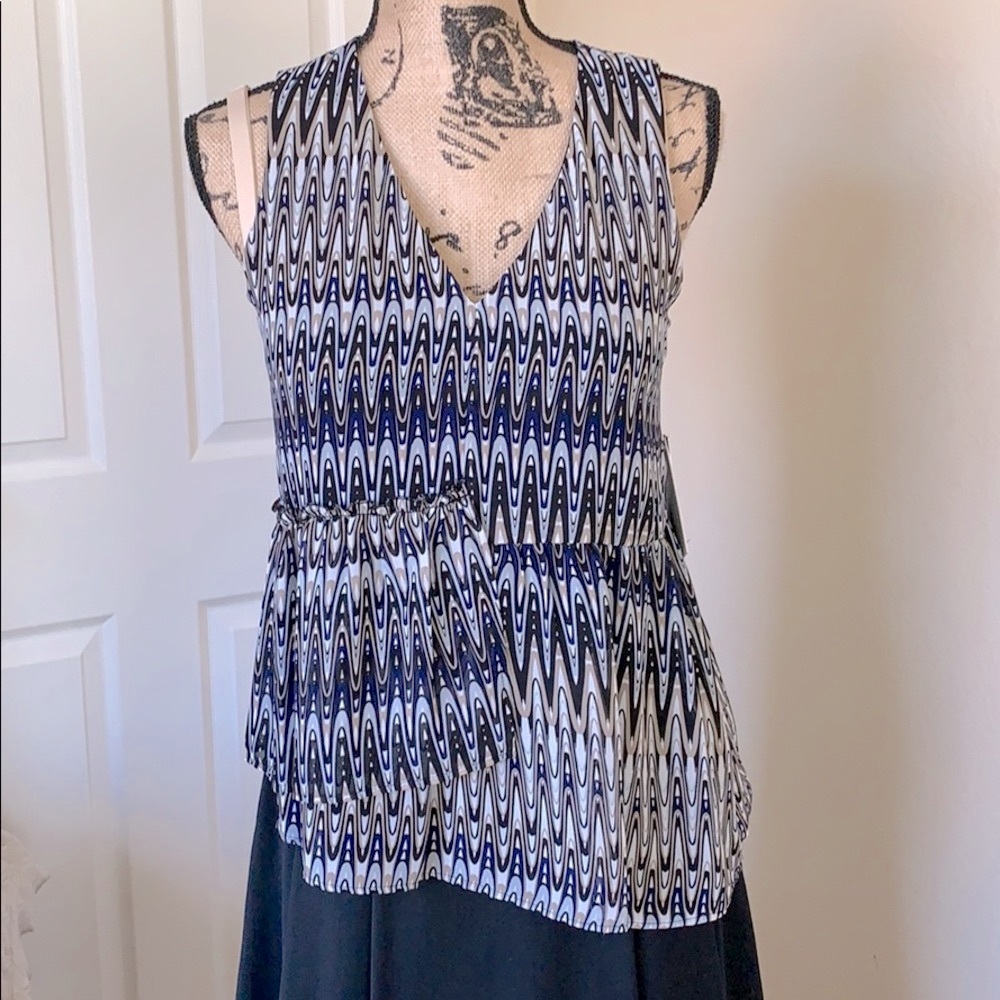 🌼Kensie Multicolored diagonal shape V-neck top